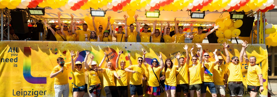 Der L-Truck der Leipziger Gruppe mit feiernden Menschen auf dem CSD 2023.