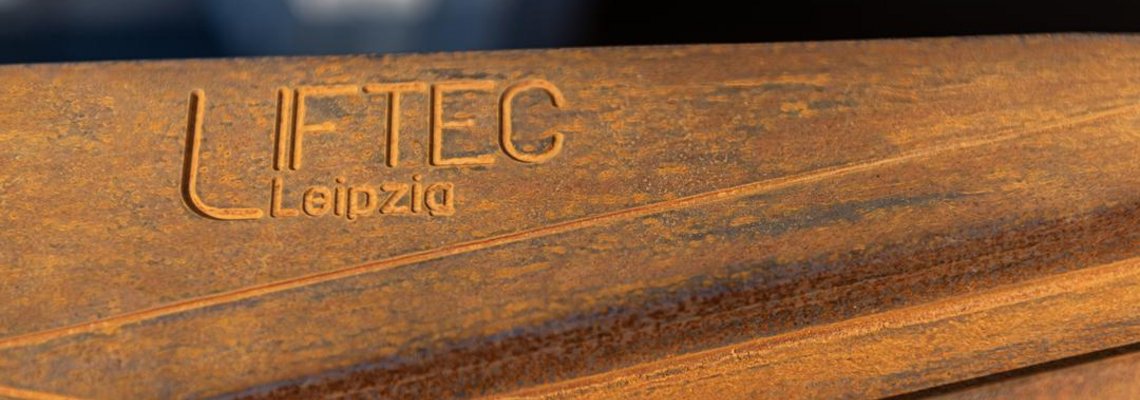 Auf einer Schiene ist der Schriftzug IFTEC zu lesen.