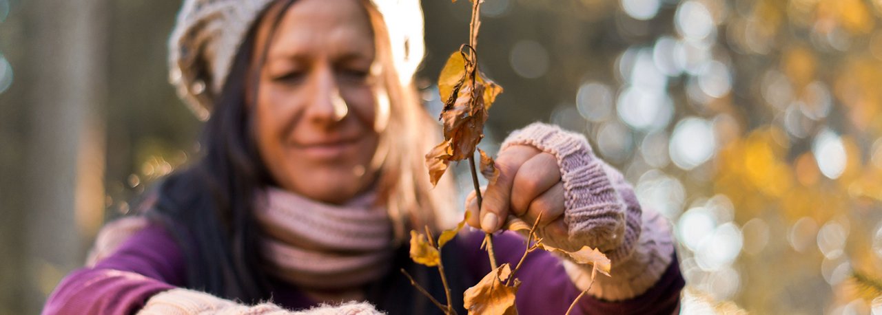 Eine Frau macht ihren Garten winterfest