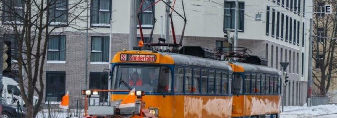Eine Bahn fährt mit Schneepflug.