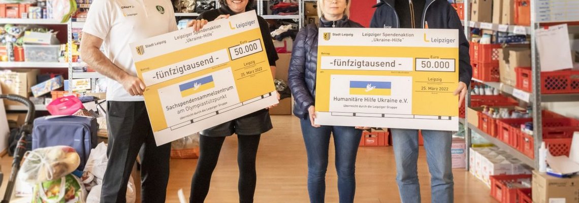 Karsten Günther, Katharina Baum, Lydia Maul und Peter Krutsch halten SPendenschecks in den Händen und lächeln.