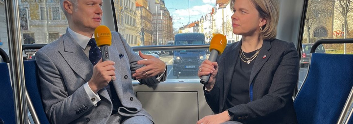 Moderatorin Julia Menger und Tim Thoelke im Gespräch in der Straßenbahn