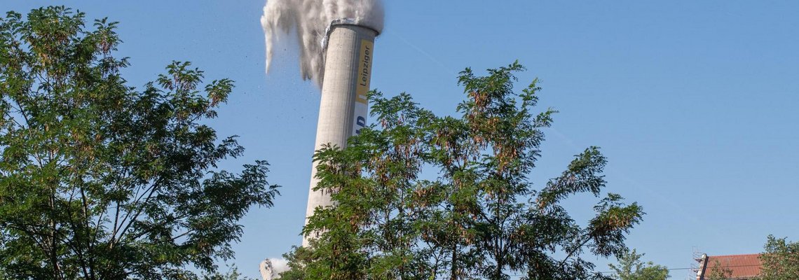 Ein Schornstein wird gesprengt.