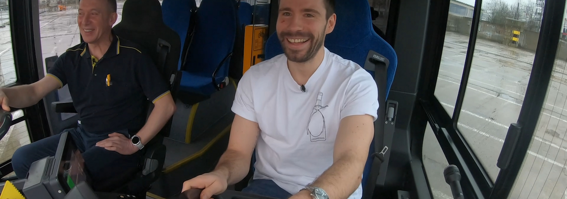 Lukas Binder sitzt hinter dem Steuer eines Busses.