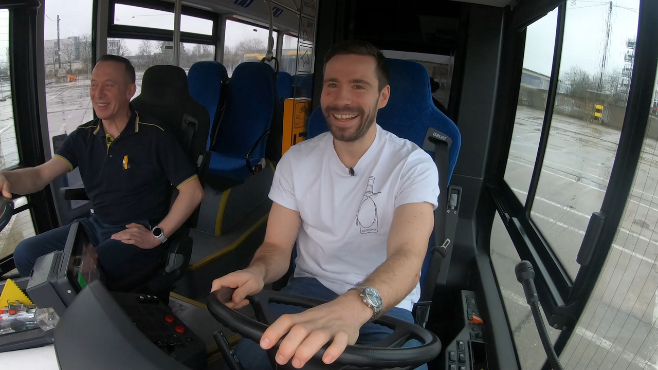 Lukas Binder sitzt hinter dem Steuer eines Busses.