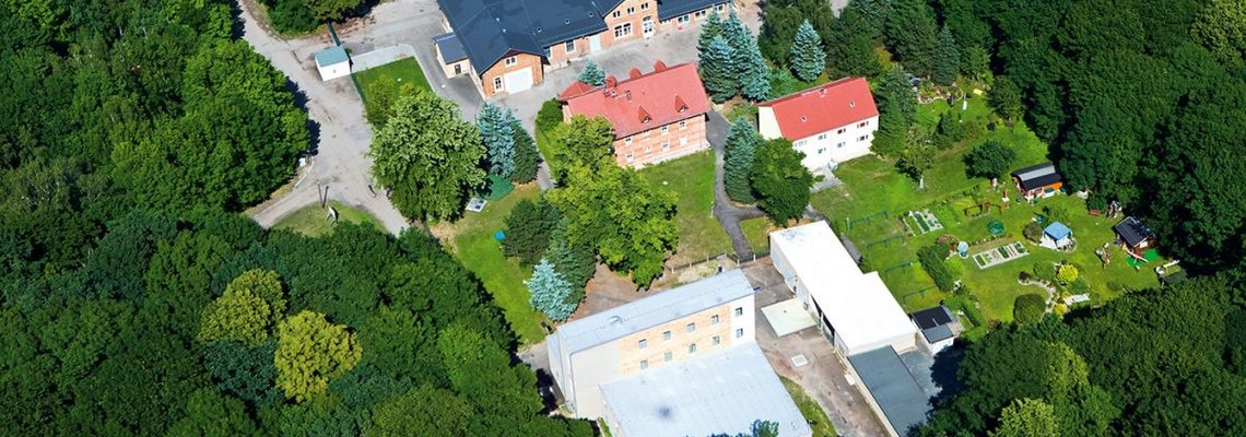 Vogelperspektive auf ein Wasserwerk in Naunhof.