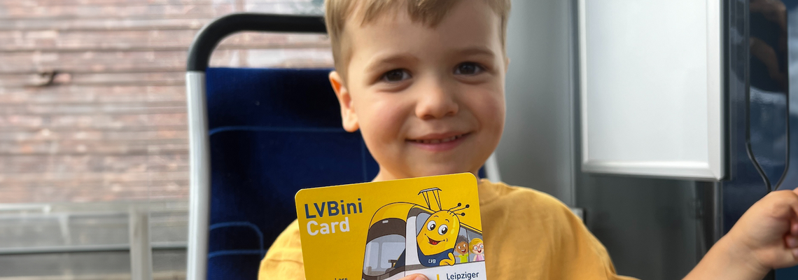 Kind hält Stempelkarte