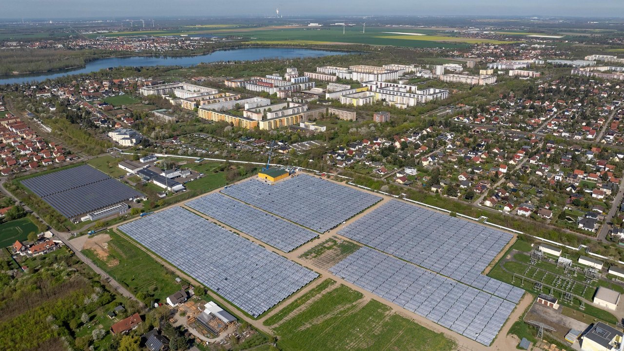 Aus der Vogelperspektive: Die Solarthermie-Baustelle der Leipziger Stadtwerke im Stadtteil Lausen-Grünau wächst und soll Ende 2025 in Betrieb genommen werden. Die Solarthermie-Anlage wird Deutschlands größte ihrer Art sein.