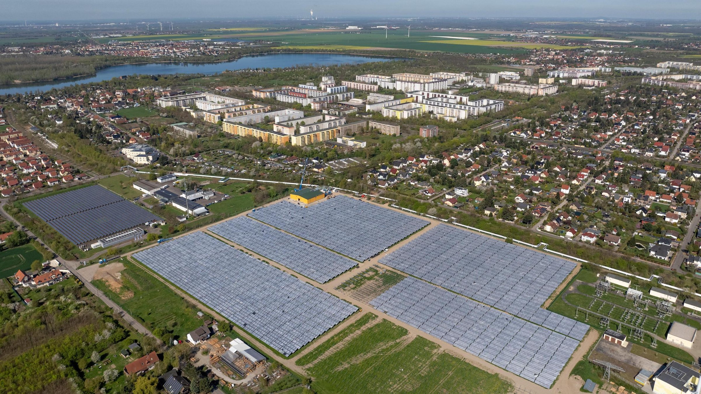 Aus der Vogelperspektive: Die Solarthermie-Baustelle der Leipziger Stadtwerke im Stadtteil Lausen-Grünau wächst und soll Ende 2025 in Betrieb genommen werden. Die Solarthermie-Anlage wird Deutschlands größte ihrer Art sein.