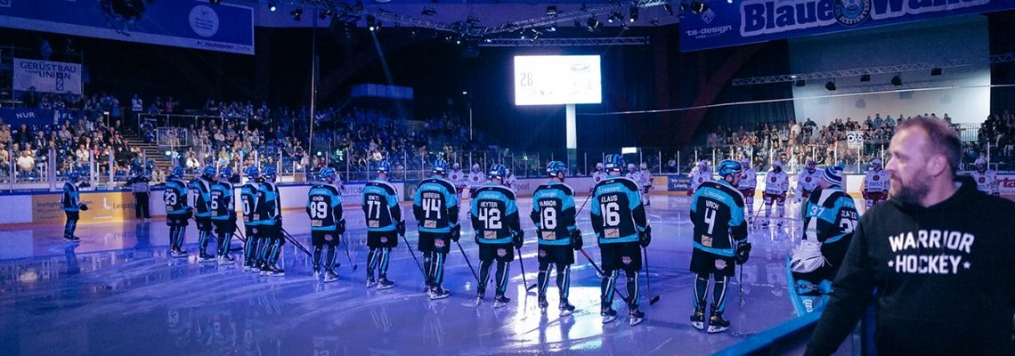 Eine Eishockey-Mannschaft steht auf dem Eis.