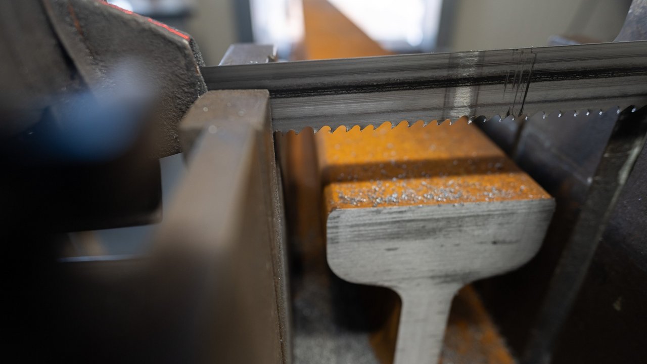 Sägen der Schiene