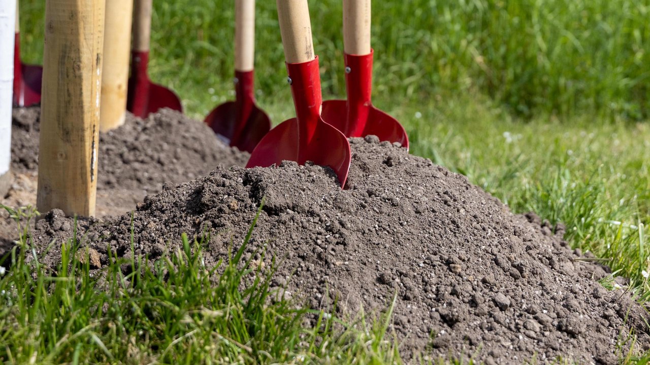 Vorbereitungen für die Baumpflanz-Aktion im Bürgerpark Paunsdorf.