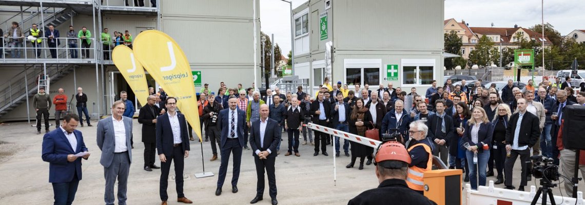 Michael Hoyer hält seinen Richtspruch  . Er steht in der Mitte mit einem Mirko. Um ihn herum sind viele Menschen zu sehen.