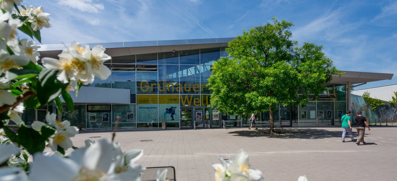 Sportbäder Hallenbäder Grünauer Welle Außenansicht des Gebäudes der Grünauer Welle