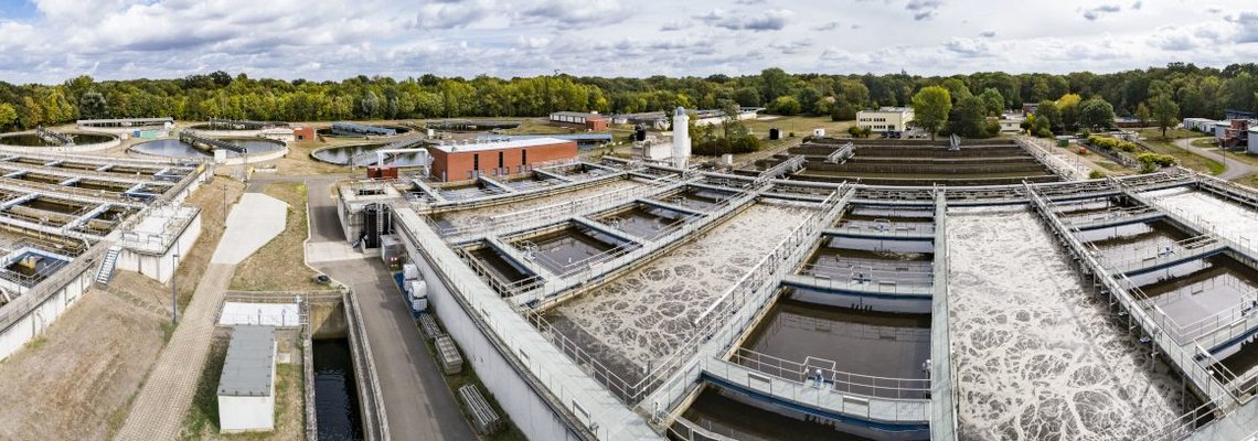 Mehrere Klärbecken im Klärwerk Rosental. Das Wasser sieht braun und unruhig aus.