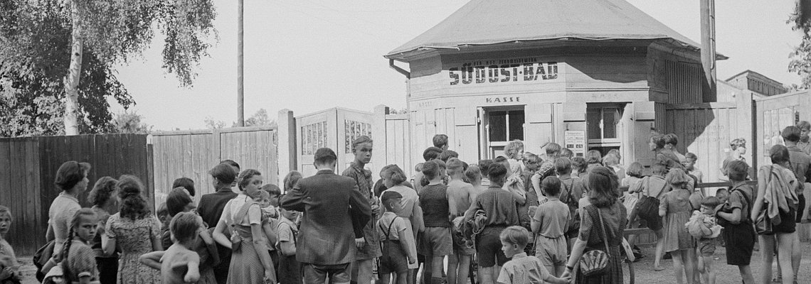 Warteschlange an der Kasse zum Südost-Bad im Sommer 1953