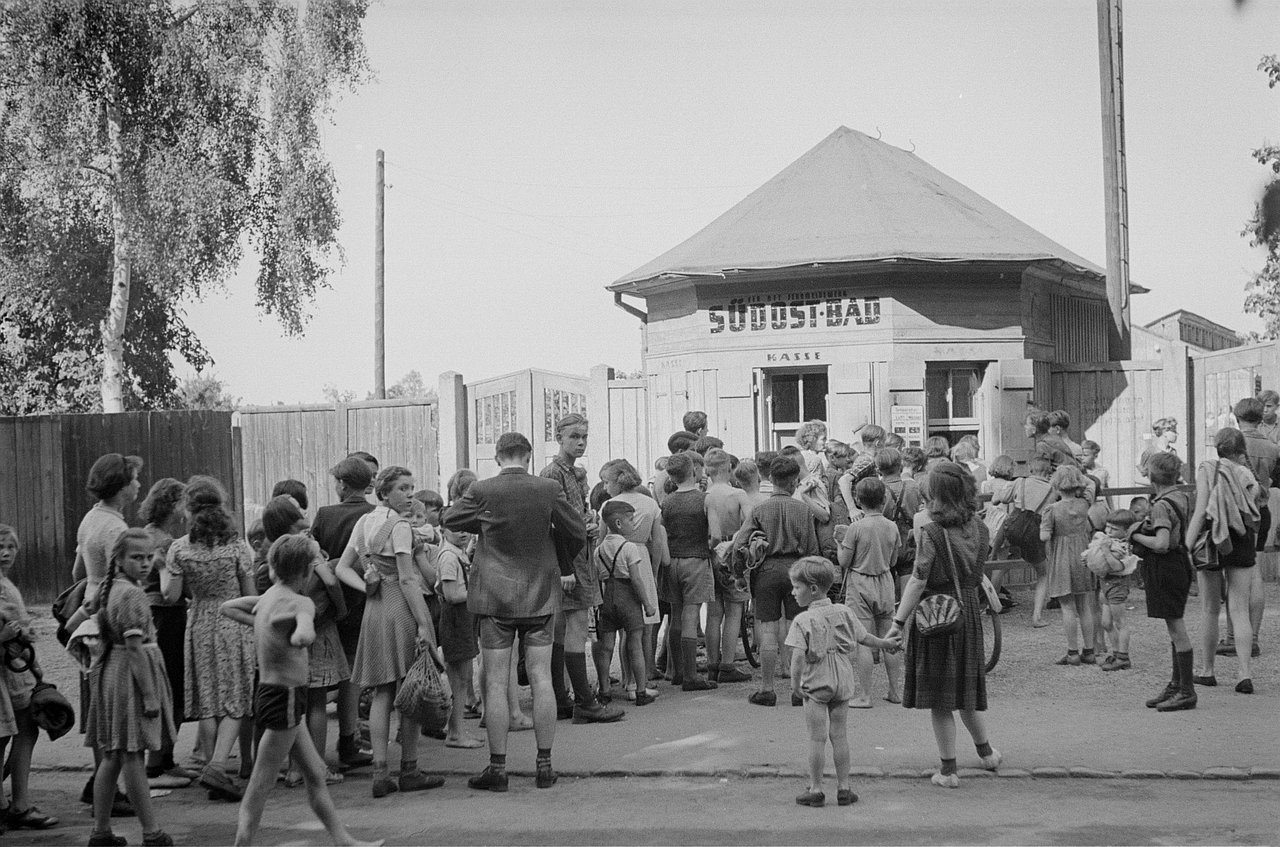 Warteschlange an der Kasse zum Südost-Bad im Sommer 1953