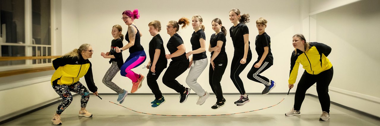 Ein Turngruppe springt über ein Seil
