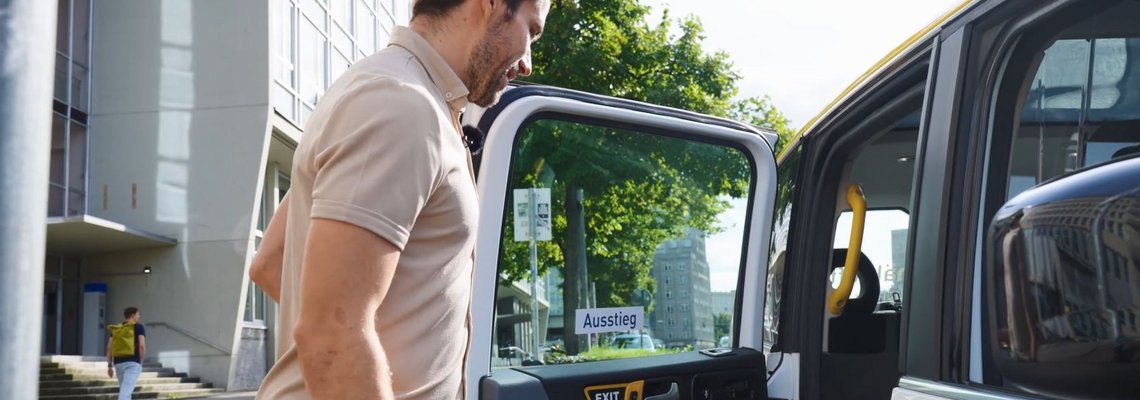 Lukas Binder steigt in das Flexa-Shuttle ein