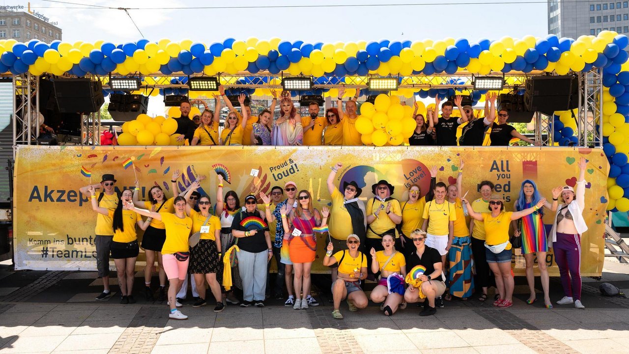 Gruppenbild vor dem L-Truck beim CSD