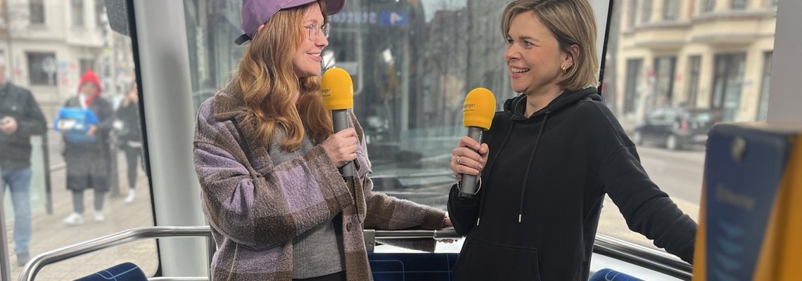 Illustratorin Lisa Vogel und Moderatorin Julia Menger im Gespräch