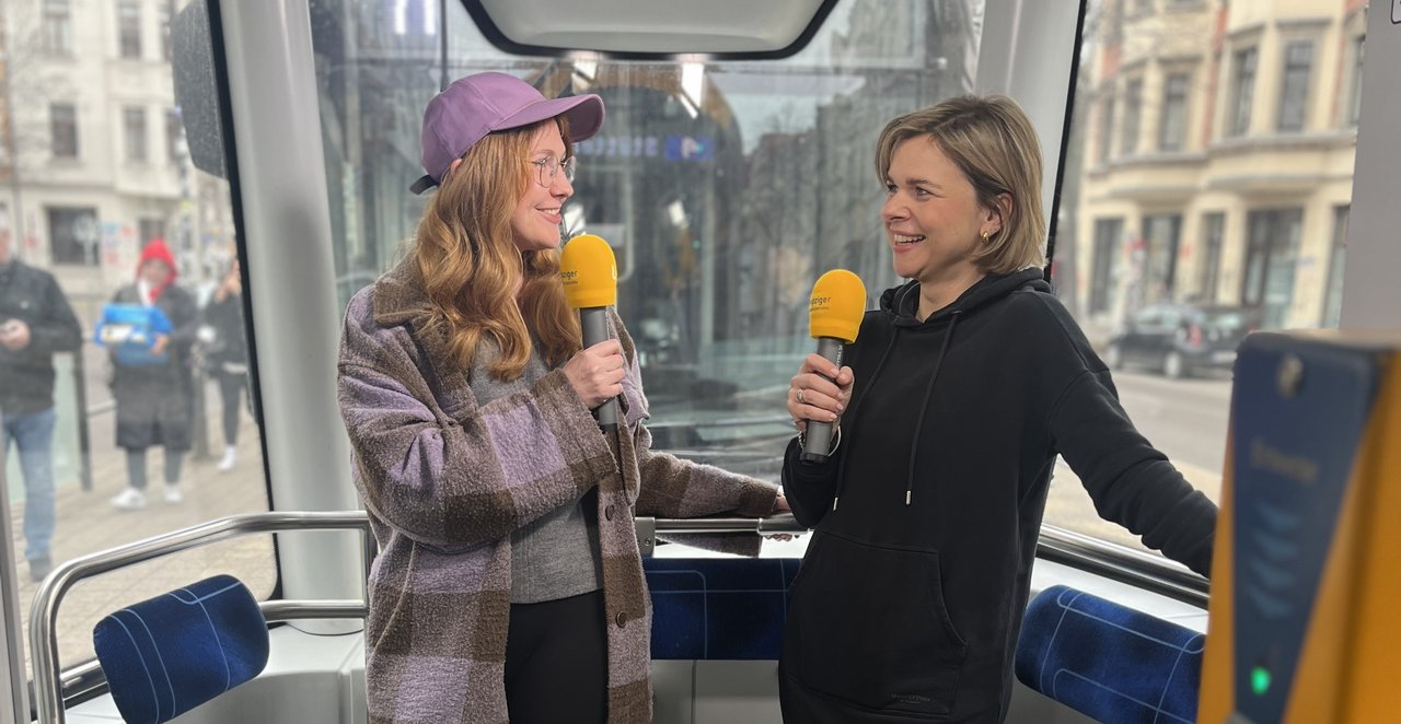 Illustratorin Lisa Vogel und Moderatorin Julia Menger im Gespräch