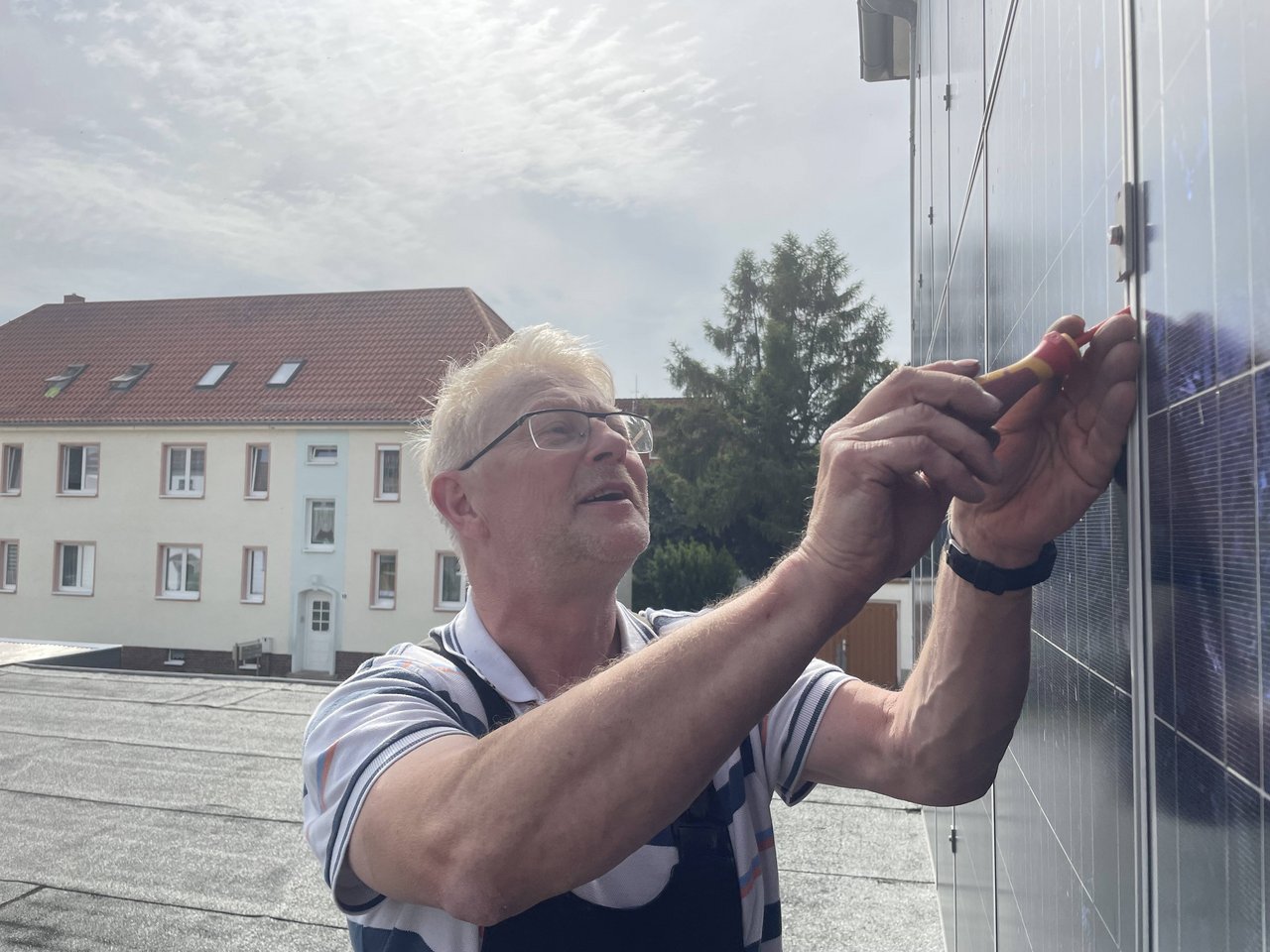 PV Solarpionier Heiner Irmscher vor seiner Wand-PV-Anlage