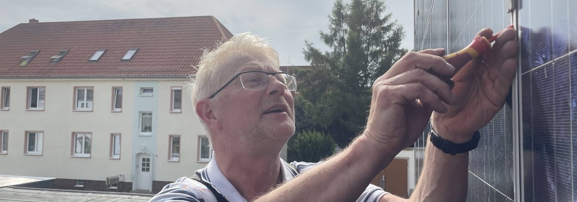 PV Solarpionier Heiner Irmscher vor seiner Wand-PV-Anlage