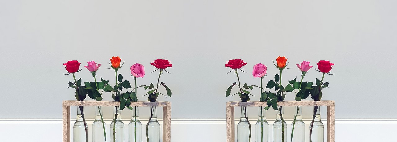 Halterung aus Holz für Glasflaschen, welche als Blumenvase genutzt werden können 