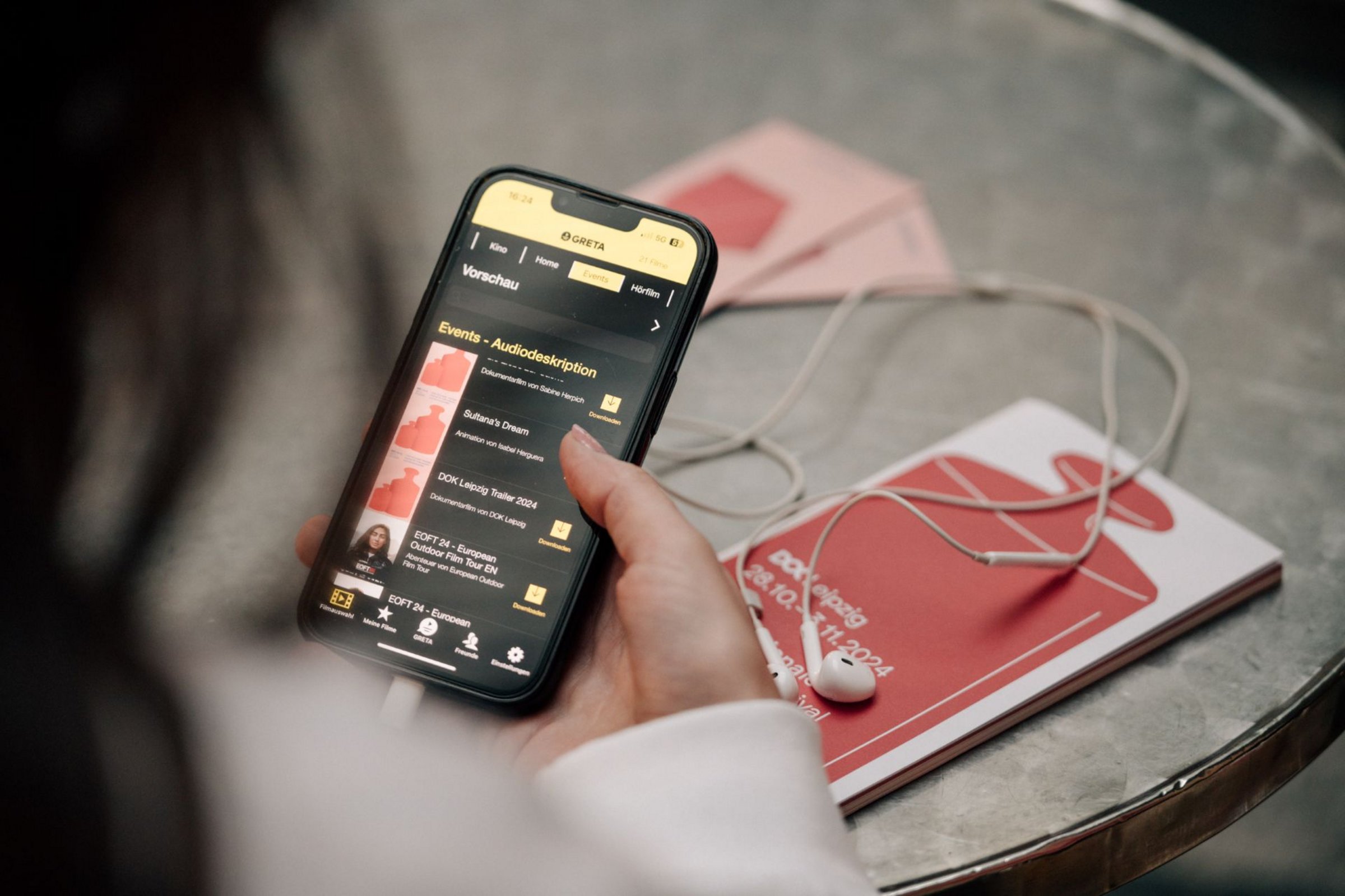 Ein Blick auf die App Greta: Alle Kino- und TV-Filme mit Audiodeskription und erweiterten Untertiteln sind in der App abrufbar. DOK Leipzig/Lukas Diller