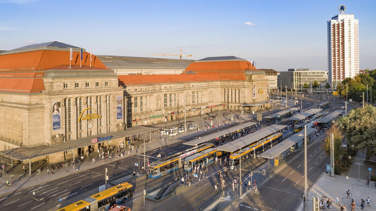 Blick auf die Haltestelle Hauptbahnhof mit fahrenden Straßebahnen