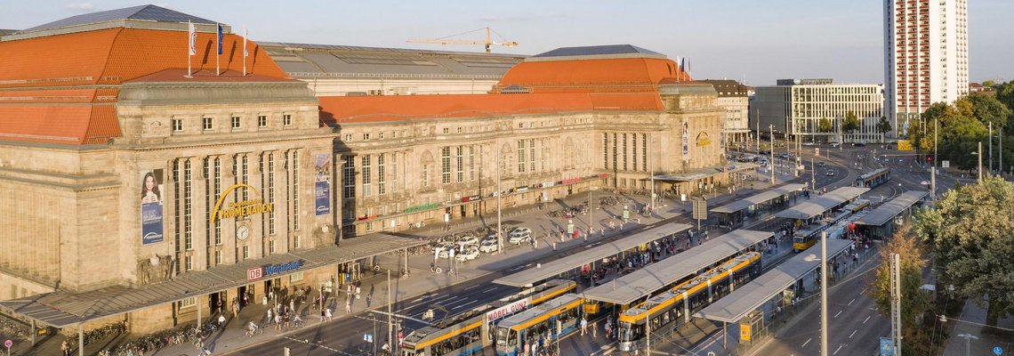 Blick auf die Haltestelle Hauptbahnhof mit fahrenden Straßebahnen