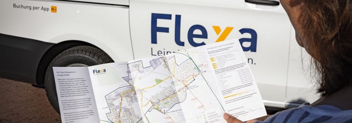 Eine Person sieht sich den Flyer an.