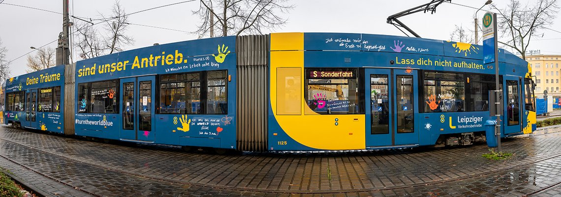 Kinderstraßenbahn von außen: Handabdrücke mit Wünschen