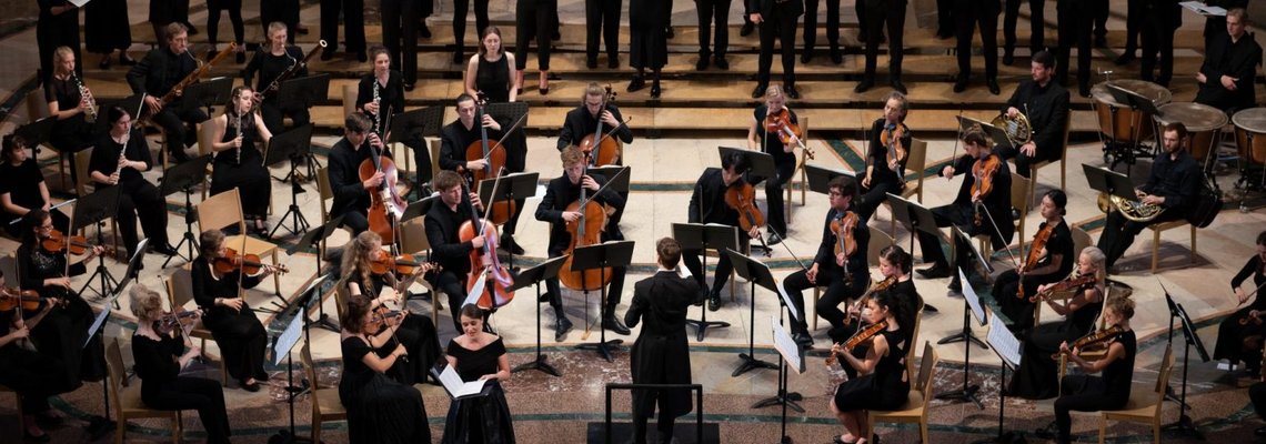 Ein großes Orchesterwährend eines Konzerts.