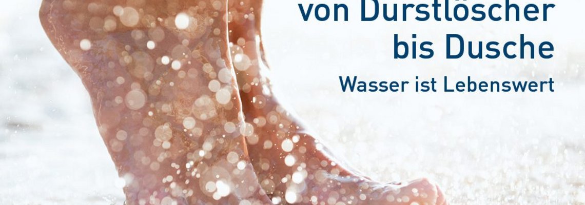 In einem regenartigen Wasserschwall sind zwei nackte Füße zu sehen. Rechts steht "Lebensqualität von Durstlöscher bis Dusche. Wasser ist Lebenswert.".
