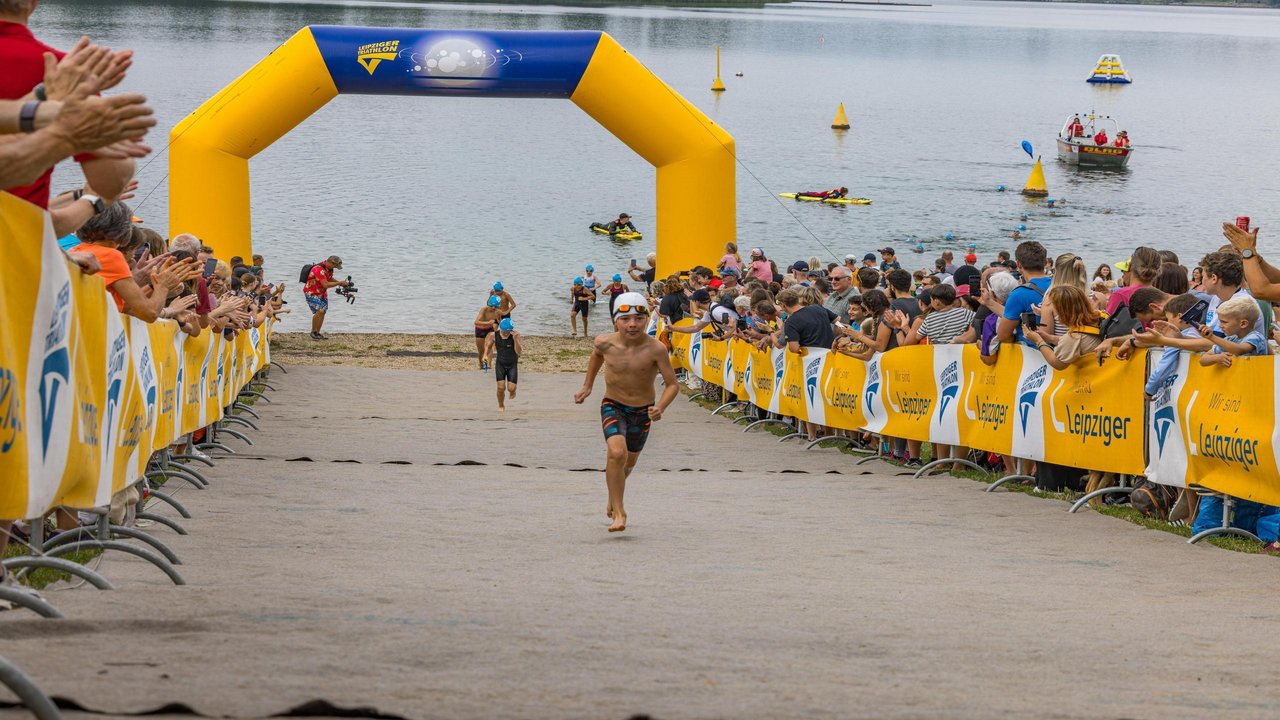 Teilnehmende des Triathlons kommen aus dem Wasser 