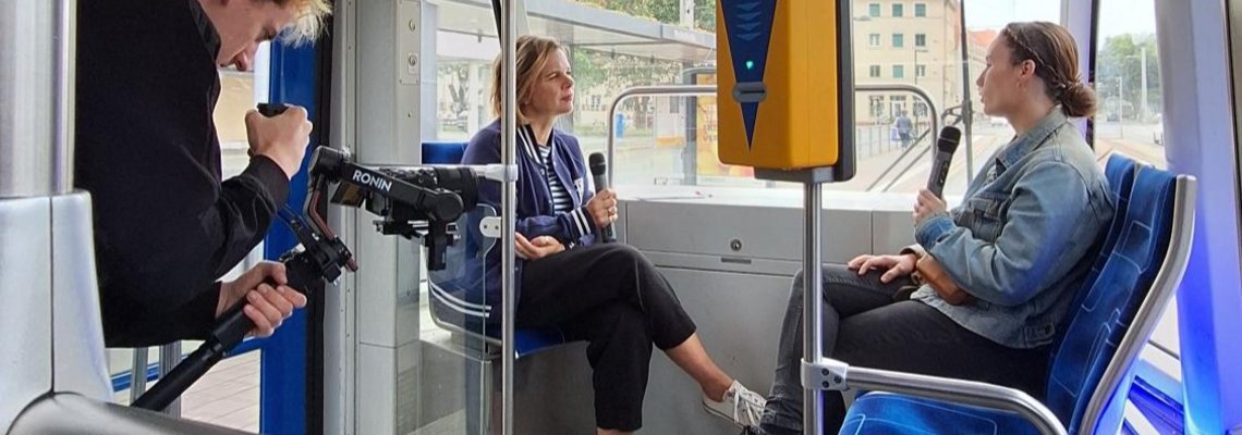Marisa und Julia werden in der Straßenbahn gefilmt