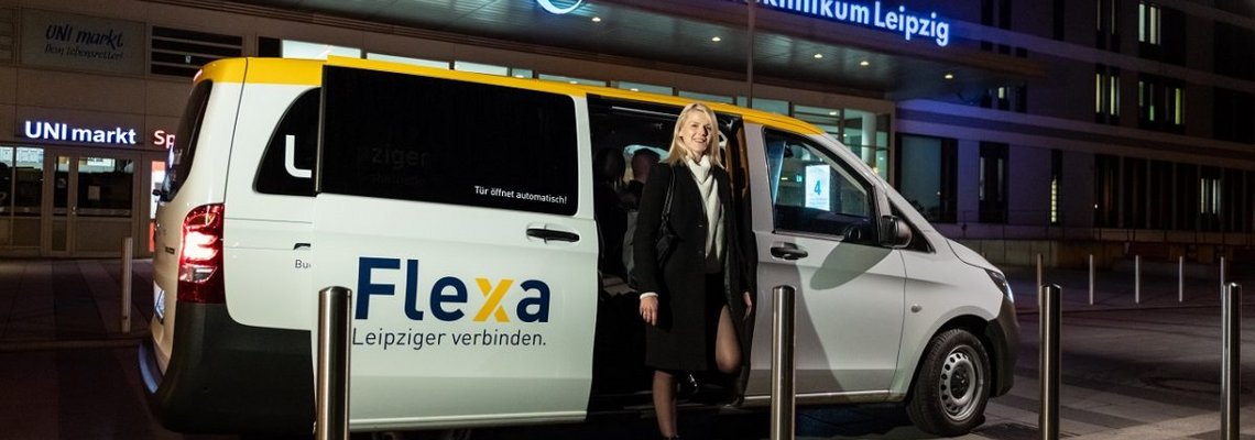 Eine Frau steigt in den Flexa-Bus ein.