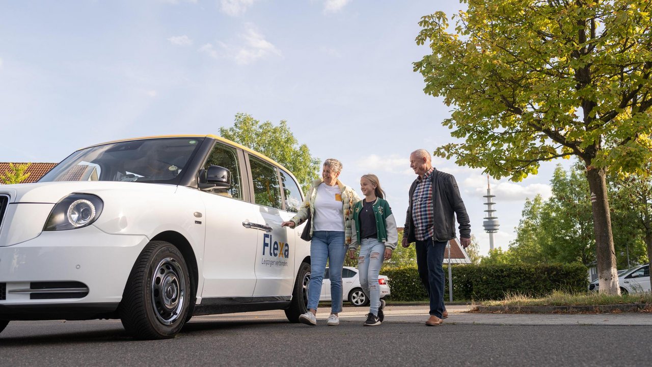 Mehrere Personen an einem Flexa-Mobil