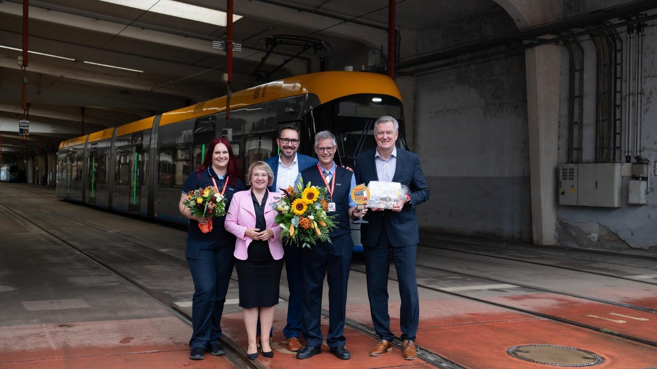 Siegerfoto vor der Bahn