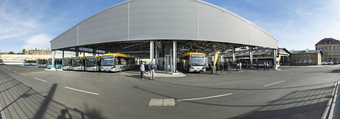 Mehrere Busse stehen in einem Bus-Port.