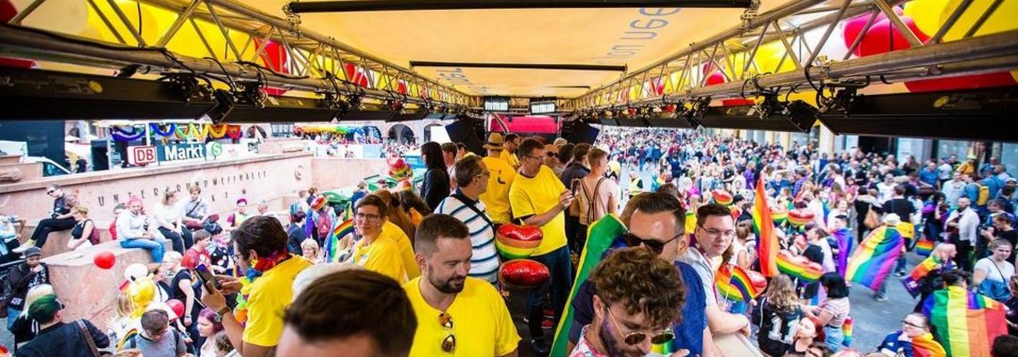 Das innere eines Wagens auf dem CSD. 