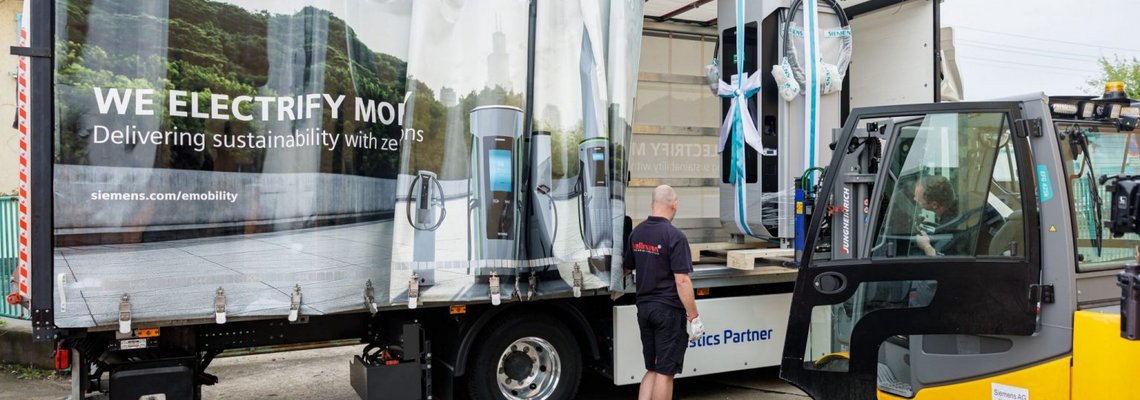 Die 1000. Ladesäule wird mit einem LKW geliefert.
