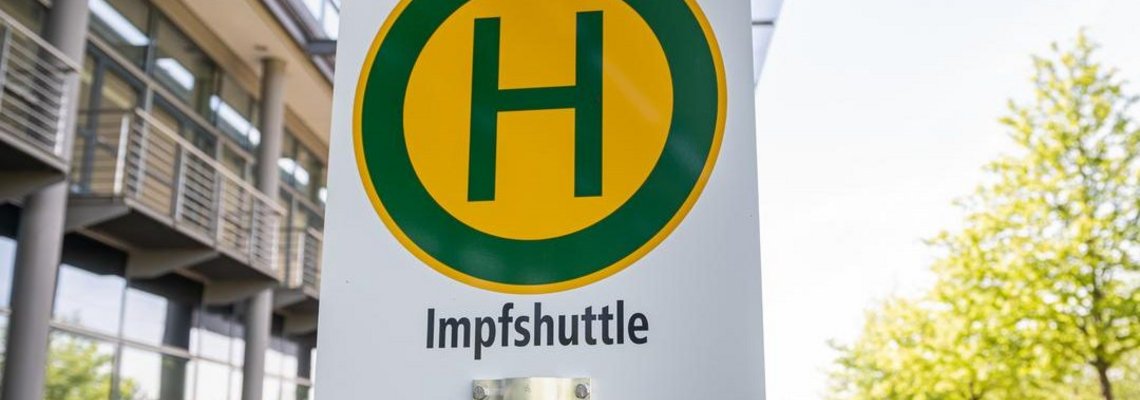 Ein Haltestelle-Schild auf dem "Busshuttle" steht.