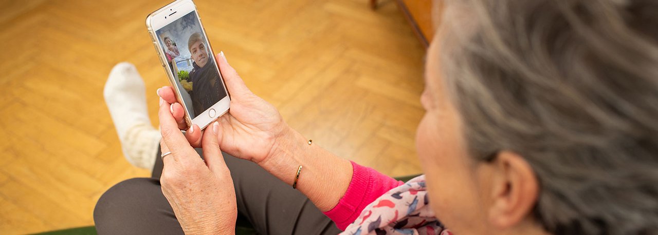 Eine Oma Telefoniert mit ihrem Enkel per Facetime