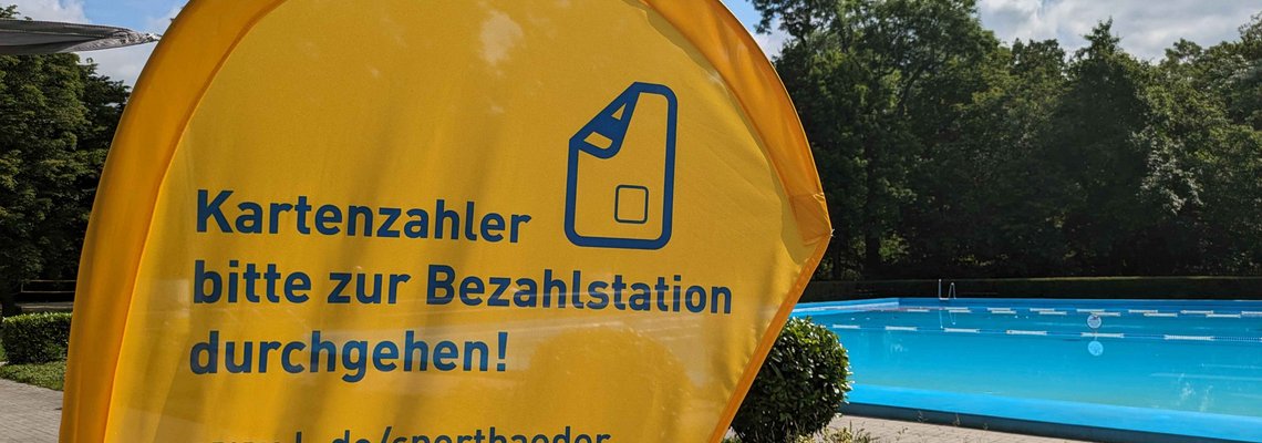Beachflag mit Hinweis auf weitere Bezahlstation