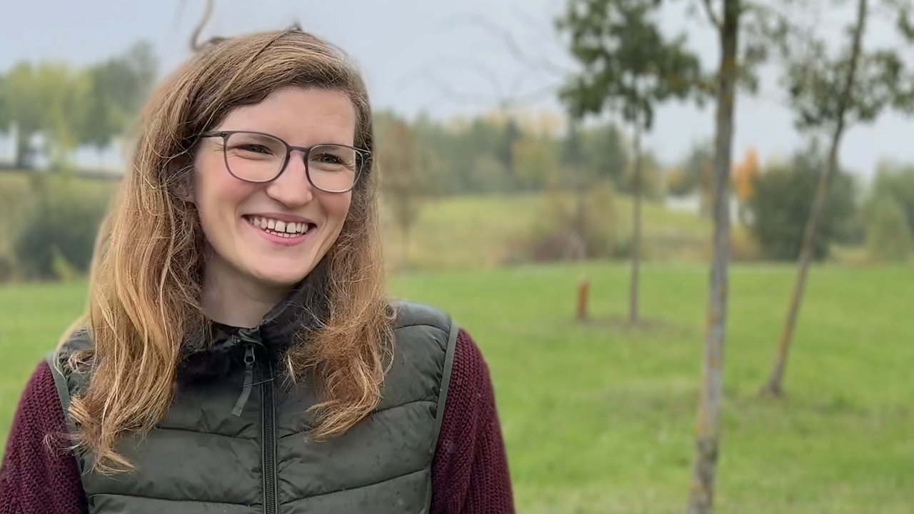 Der Baum von Jessica Pfuhl ist eher ein Wicht, statt eine Wucht – dafür aber eine treue Seele. Fest verwurzelt steht die Schwedische Mehlbeere an der Bootsanlegestelle des Lindenauer Hafens.