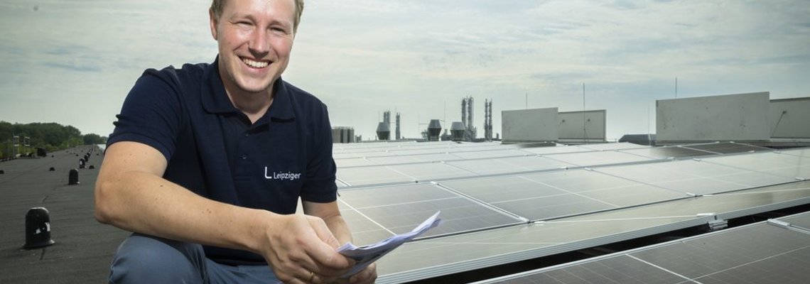 Martin Schneidewind Auf einer Photovoltaik-Anlage.