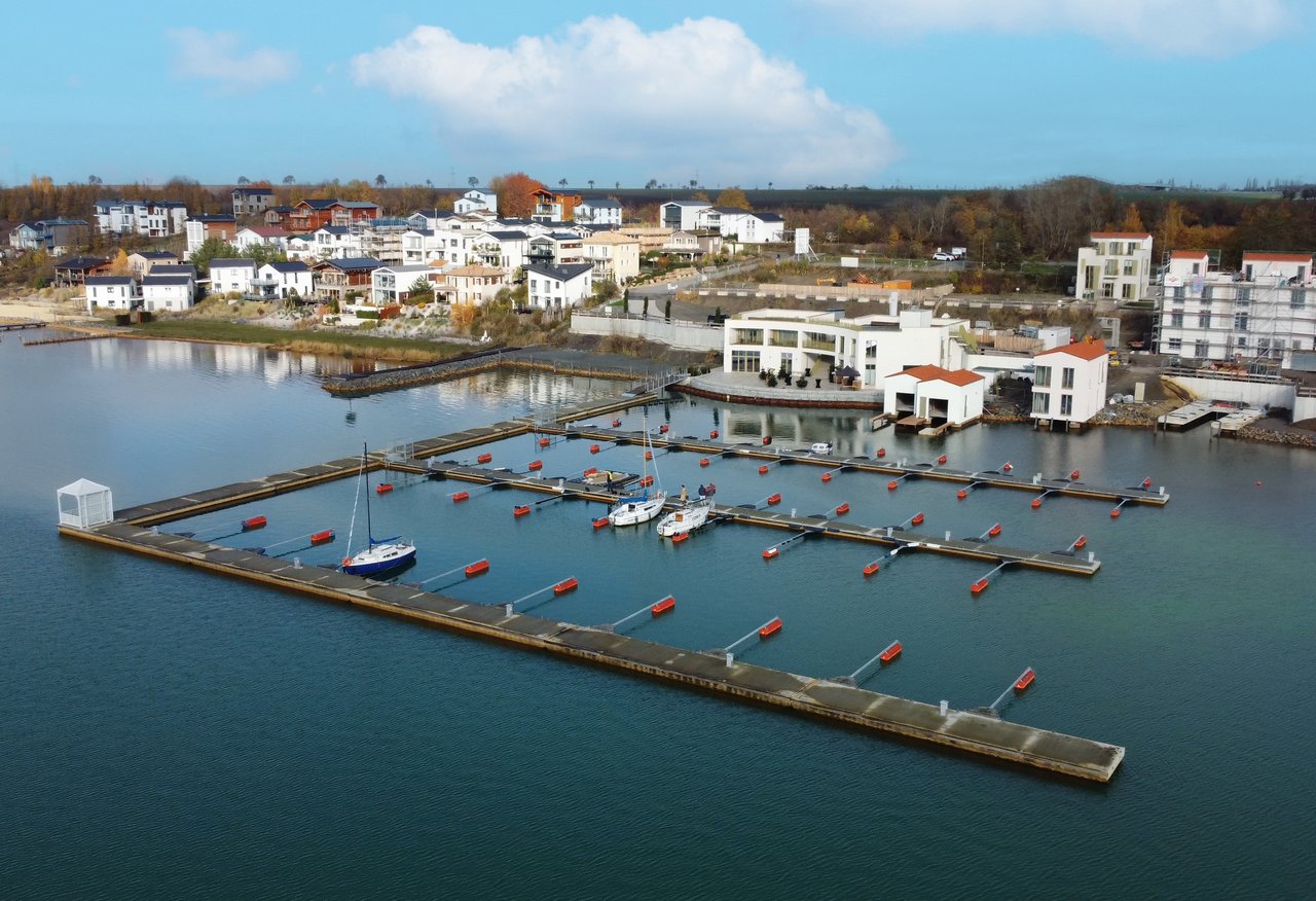 Hafendorf Hain mit Bootssteg und Aquathermieanlage